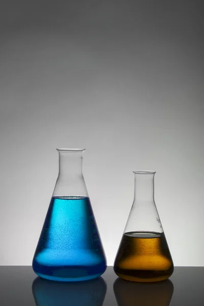 Líquido en botellas de laboratorio. Laboratorio científico bioquímico. Colorido líquido . — Foto de Stock