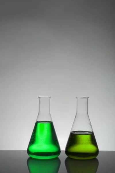 Liquid in laboratory bottles. Scientific biochemical laboratory. Colorful liquid. — Stock Photo, Image