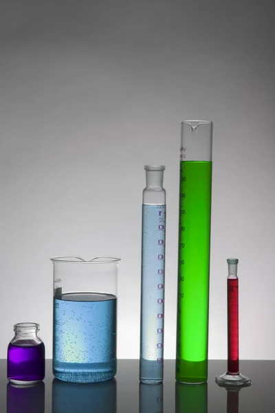 Liquide dans des bouteilles de laboratoire. Laboratoire biochimique scientifique. Liquide coloré . — Photo