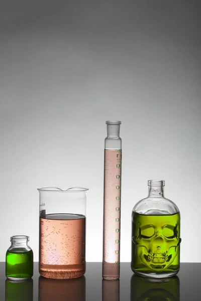 प्रयोगशाला की बोतलों में तरल। वैज्ञानिक जैव रासायनिक प्रयोगशाला। रंगीन तरल . — स्टॉक फ़ोटो, इमेज