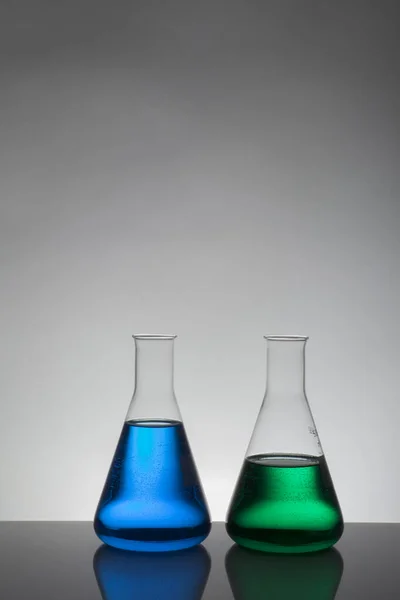 Liquido in bottiglie da laboratorio. Laboratorio biochimico scientifico. Liquido colorato . — Foto Stock