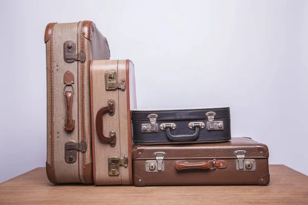 Старые, ретро, чемоданы лежат на столе с белым фоном — стоковое фото