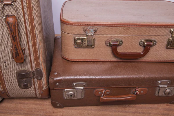 Stare, retro, walizki leżą na stole z białym tłem — Zdjęcie stockowe