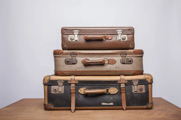 जुने, मागे, सूटकेस पांढरा पार्श्वभूमी असलेल्या टेबलवर खोटे — स्टॉक फोटो, इमेज