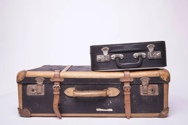Régi, retro, bőröndök feküdnek az asztalon fehér háttér — Stock Fotó