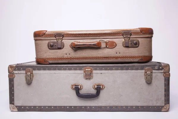 Eski, eski, beyaz arka planlı bavullar masanın üzerinde. — Stok fotoğraf