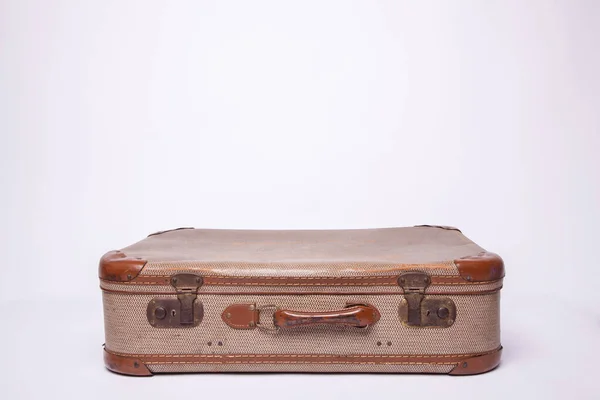 Alt, retro, Koffer liegen auf dem Tisch mit weißem Hintergrund — Stockfoto