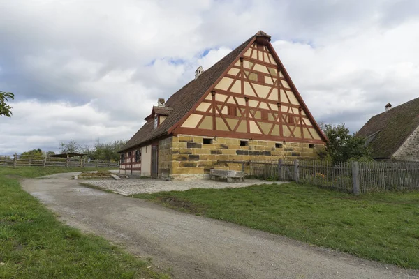 Bad Windsheim, Deutschland - 16. Oktober 2019: Blick aus einem Fachwerkhaus in einem deutschen Dorf. — Stockfoto