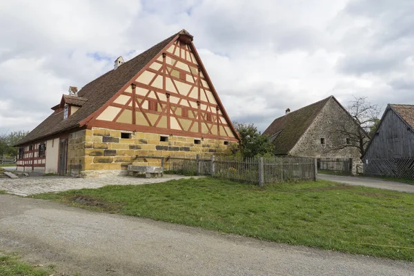 Bad Windsheim, Tyskland - 16 oktober 2019: Utsikt från ett korsvirkeshus i en tysk by. — Stockfoto
