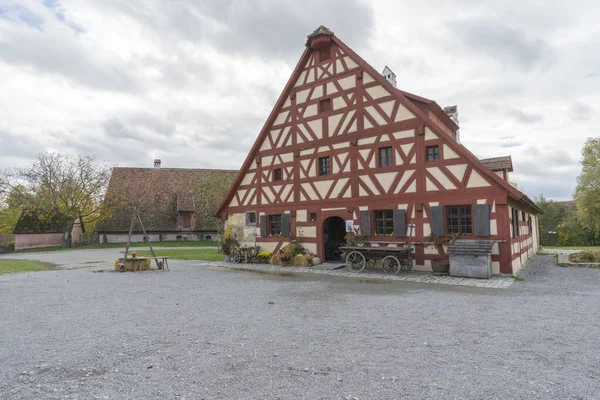 Bad Windsheim, Deutschland - 16. Oktober 2019: Blick aus einem Fachwerkhaus in einem deutschen Dorf. — Stockfoto