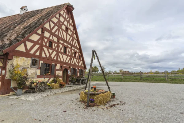 Bad Windsheim, Deutschland - 16. Oktober 2019: Blick aus einem Fachwerkhaus in einem deutschen Dorf. — Stockfoto