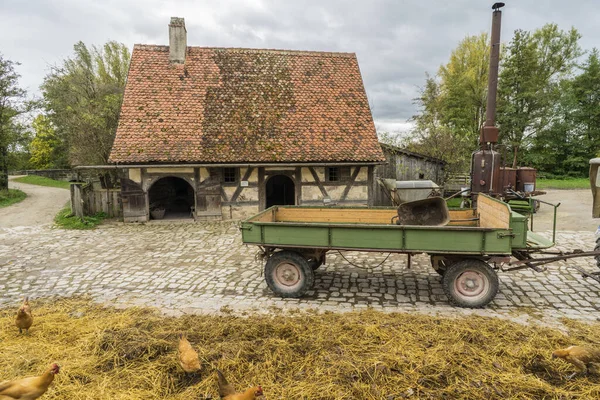 Bad Windsheim, Almanya - 16 Ekim 2019: Bir Alman köyünde yarım keresteli bir evden görüntü.
