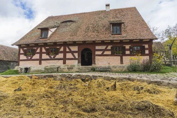 Bad Windsheim, Germania - 16 Ottobre 2019: Vista da una casa a graticcio in un villaggio tedesco . — Foto Stock
