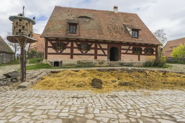 Bad Windsheim, Deutschland - 16. Oktober 2019: Blick aus einem Fachwerkhaus in einem deutschen Dorf. — Stockfoto