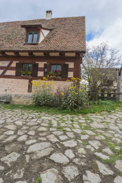 Bad Windsheim, Alemanha - 16 de outubro de 2019: Vista de uma casa de meia madeira em uma aldeia alemã . — Fotografia de Stock