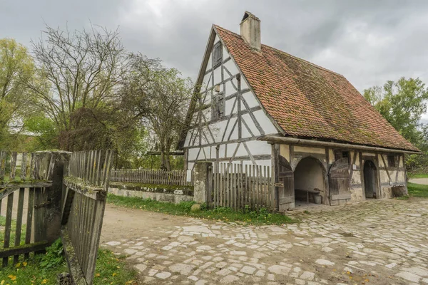 Bad Windsheim, Deutschland - 16. Oktober 2019: Blick aus einem Fachwerkhaus in einem deutschen Dorf. — Stockfoto