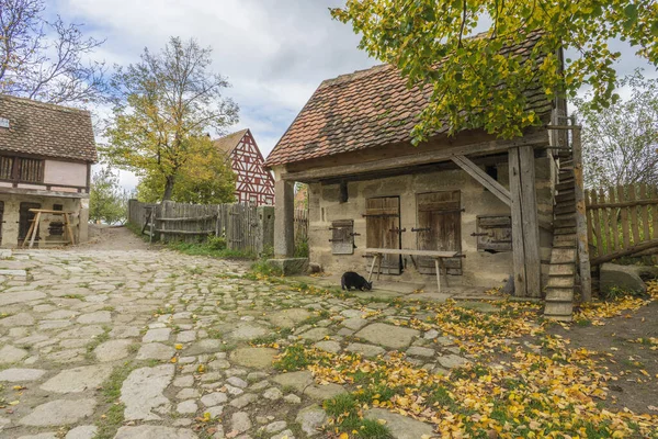 Bad Windsheim, Germania - 16 Ottobre 2019: Vista da una casa a graticcio in un villaggio tedesco . — Foto Stock