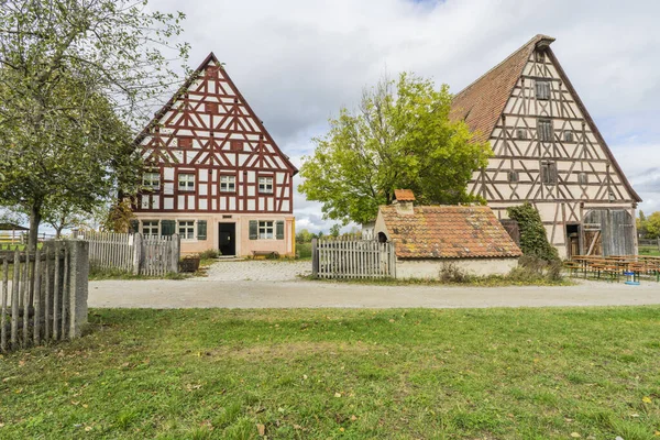 Bad Windsheim, Almanya - 16 Ekim 2019: Bir Alman köyünde yarım keresteli bir evden görüntü. — Stok fotoğraf