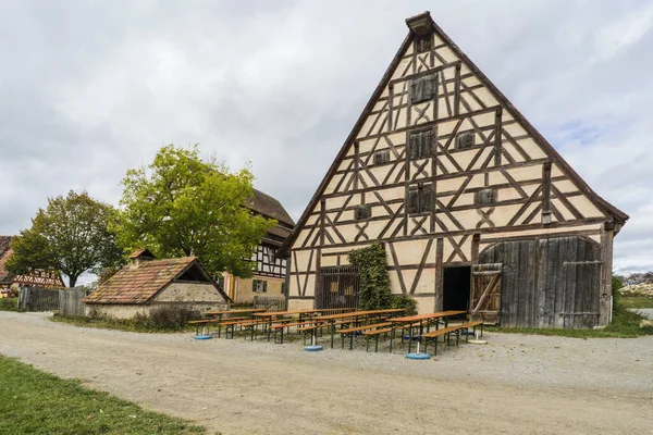 Bad Windsheim, Germania - 16 Ottobre 2019: Vista da una casa a graticcio in un villaggio tedesco . — Foto Stock