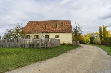 Bad Windsheim, Almanya - 16 Ekim 2019: Bir Alman köyünde yarım keresteli bir evden görüntü.