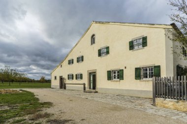 Bad Windsheim, Almanya - 16 Ekim 2019: Bir Alman köyünde yarım keresteli bir evden görüntü.