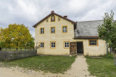 Bad Windsheim, Almanya - 16 Ekim 2019: Bir Alman köyünde yarım keresteli bir evden görüntü.