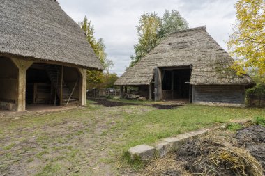 Bad Windsheim, Almanya - 16 Ekim 2019: Bir Alman köyünde yarım keresteli bir evden görüntü.