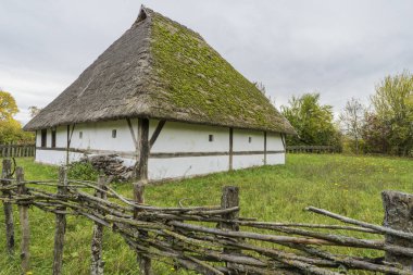 Bad Windsheim, Almanya - 16 Ekim 2019: Bir Alman köyünde yarım keresteli bir evden görüntü.