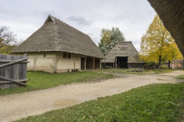 Bad Windsheim, Almanya - 16 Ekim 2019: Bir Alman köyünde yarım keresteli bir evden görüntü.