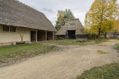 Bad Windsheim, Almanya - 16 Ekim 2019: Bir Alman köyünde yarım keresteli bir evden görüntü.