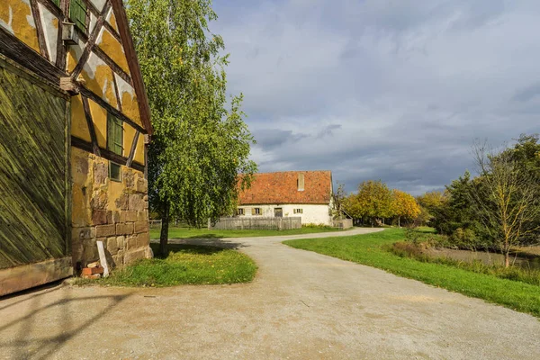 Bad Windsheim, Almanya - 16 Ekim 2019: Bir Alman köyünde yarım keresteli bir evden görüntü. — Stok fotoğraf