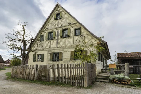 Bad Windsheim, Almanya - 16 Ekim 2019: Bir Alman köyünde yarım keresteli bir evden görüntü.