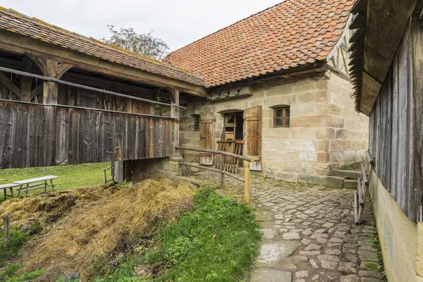 Bad Windsheim, Tyskland - 16 oktober 2019: Utsikt från ett korsvirkeshus i en tysk by. — Stockfoto