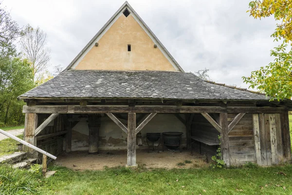 Bad Windsheim, Almanya - 16 Ekim 2019: Bir Alman köyünde yarım keresteli bir evden görüntü. — Stok fotoğraf