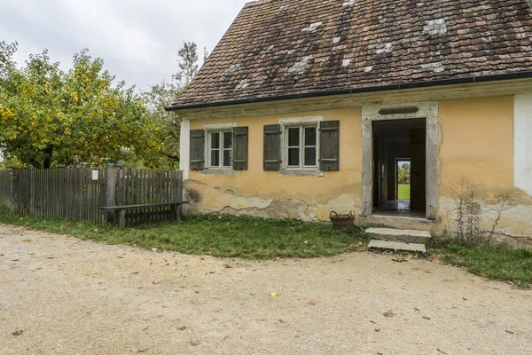 Bad Windsheim, Almanya - 16 Ekim 2019: Bir Alman köyünde yarım keresteli bir evden görüntü.