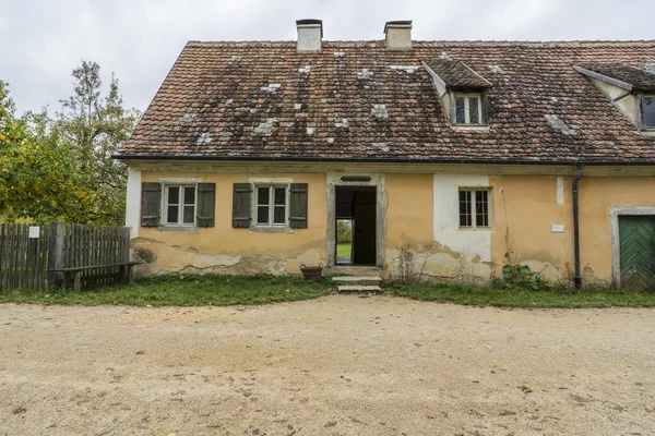 Bad Windsheim, Alemanha - 16 de outubro de 2019: Vista de uma casa de meia madeira em uma aldeia alemã . — Fotografia de Stock