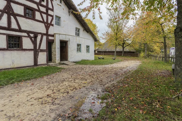 Bad Windsheim, Deutschland - 16. Oktober 2019: Blick aus einem Fachwerkhaus in einem deutschen Dorf. — Stockfoto