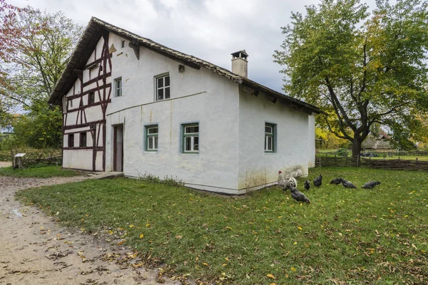 Bad Windsheim, Deutschland - 16. Oktober 2019: Blick aus einem Fachwerkhaus in einem deutschen Dorf. — Stockfoto