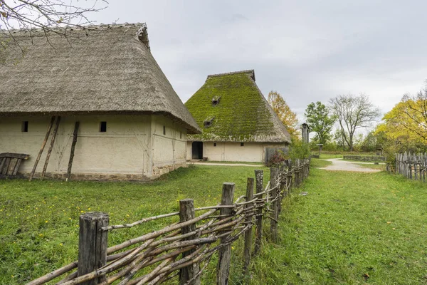 Bad Windsheim, Deutschland - 16. Oktober 2019: Blick aus einem Fachwerkhaus in einem deutschen Dorf. — Stockfoto