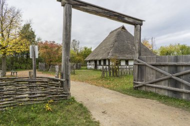 Bad Windsheim, Almanya - 16 Ekim 2019: Bir Alman köyünde yarım keresteli bir evden görüntü.