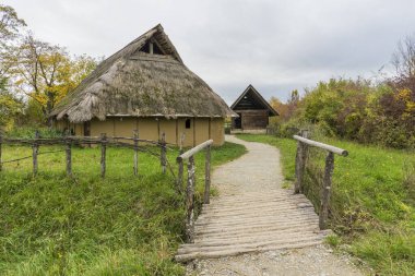 Bad Windsheim, Almanya - 16 Ekim 2019: Bir Alman köyünde yarım keresteli bir evden görüntü.