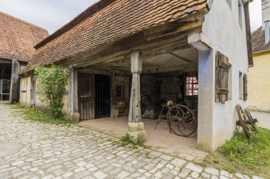 Bad Windsheim, Almanya - 16 Ekim 2019: Bir Alman köyünde yarım keresteli bir evden görüntü.