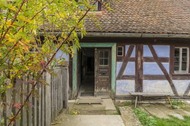 Bad Windsheim, Almanya - 16 Ekim 2019: Bir Alman köyünde yarım keresteli bir evden görüntü.