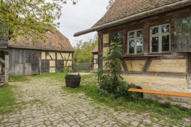 Bad Windsheim, Almanya - 16 Ekim 2019: Bir Alman köyünde yarım keresteli bir evden görüntü.