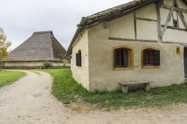 Bad Windsheim, Germania - 16 Ottobre 2019: Vista da una casa a graticcio in un villaggio tedesco . — Foto Stock