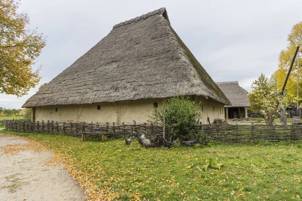 Bad Windsheim, Deutschland - 16. Oktober 2019: Blick aus einem Fachwerkhaus in einem deutschen Dorf. — Stockfoto