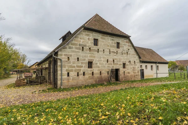 Bad Windsheim, Germania - 16 Ottobre 2019: Vista da una casa a graticcio in un villaggio tedesco . — Foto Stock