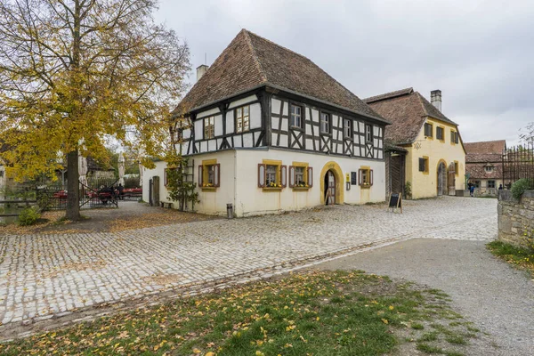 Bad Windsheim, Alemania - 16 de octubre de 2019: Vista desde una casa de entramado de madera en un pueblo alemán . —  Fotos de Stock