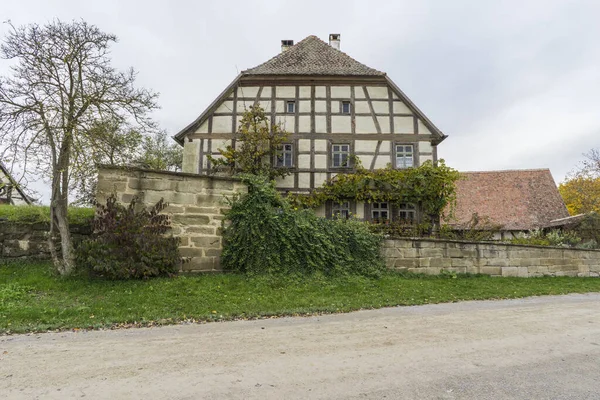 Bad Windsheim, Almanya - 16 Ekim 2019: Bir Alman köyünde yarım keresteli bir evden görüntü.