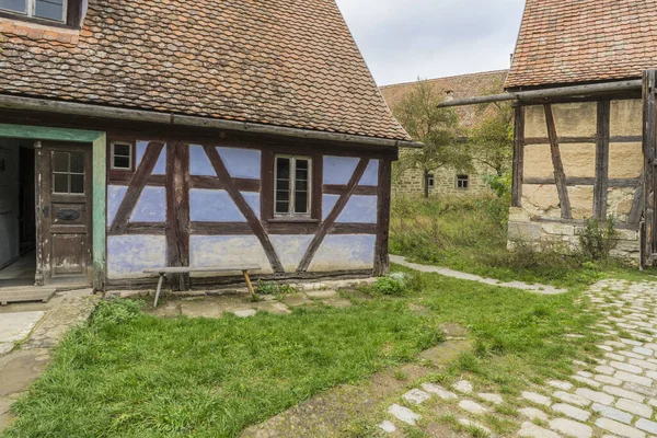 Bad Windsheim, Deutschland - 16. Oktober 2019: Blick aus einem Fachwerkhaus in einem deutschen Dorf. — Stockfoto